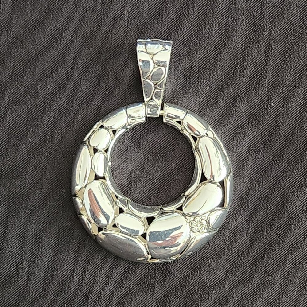 NWOT Silver Cobblestone Round Pendant